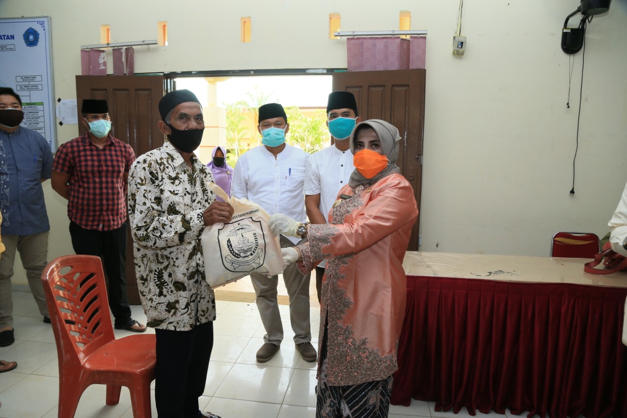 Dinas Sosial Bagikan Bingkisan Lebaran Kepada Masyarakat Penerima DTKS