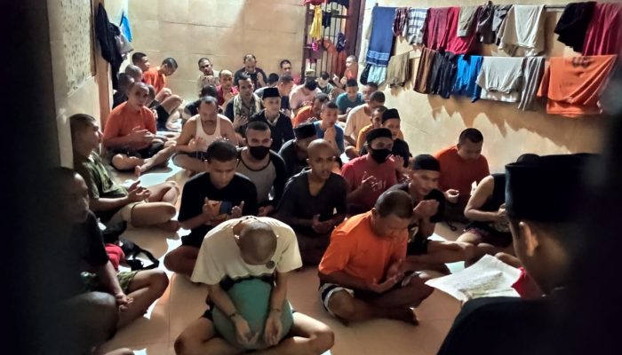 Peringati Malam Nuzulul Qur’an,Polres Tanjungpinang Bimbing Tahanan Gelar Dzikir dan Doa Bersama