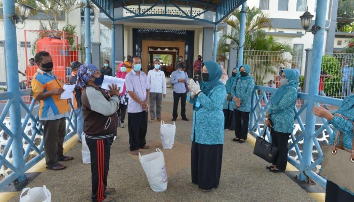 Serahkan Sembako, Meri Isdianto Juga Ingatkan Protokol Kesehatan