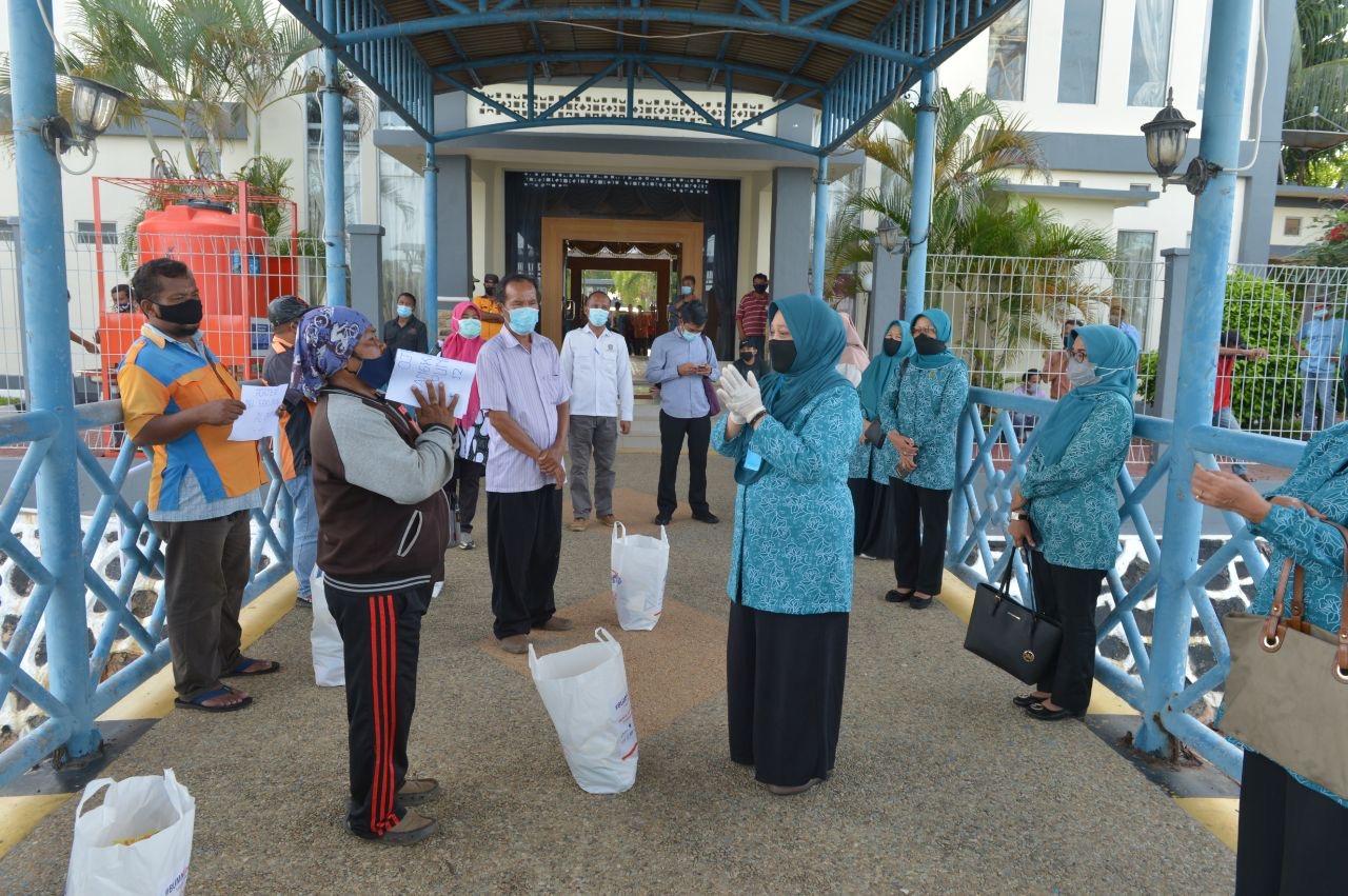 Serahkan Sembako, Meri Isdianto Juga Ingatkan Protokol Kesehatan