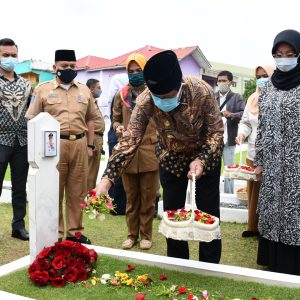 Isdianto Ziarah ke Makam HM Sani dan Bunda Tumirah