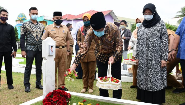 Isdianto Ziarah ke Makam HM Sani dan Bunda Tumirah