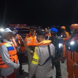 Dihantam Ombak Kapal Pompong Nelayan Tenggelam