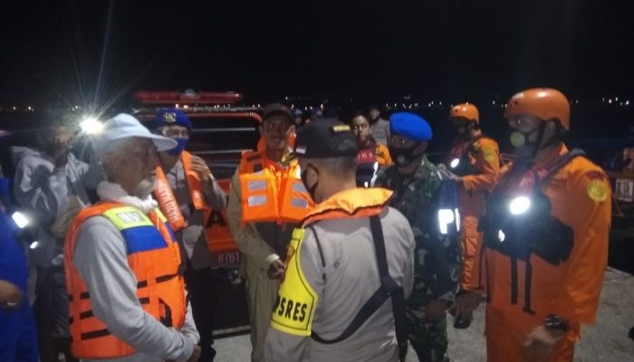 Dihantam Ombak Kapal Pompong Nelayan Tenggelam