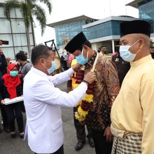 Kedatangan Gubernur Kepri di Sambut Dengan Adat Melayu