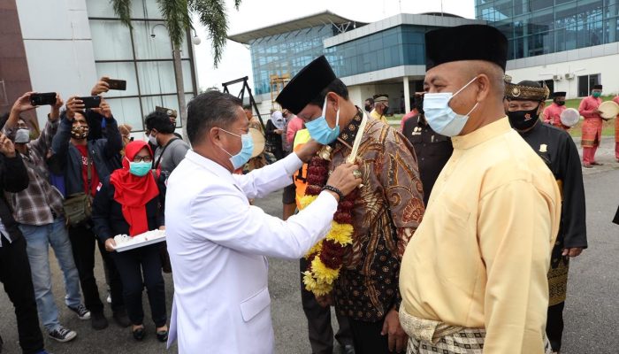 Kedatangan Gubernur Kepri di Sambut Dengan Adat Melayu