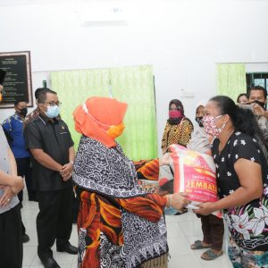 Masyarakat Terima Bantuan 34.090 Paket Sembako Dari Pemprov Kepri