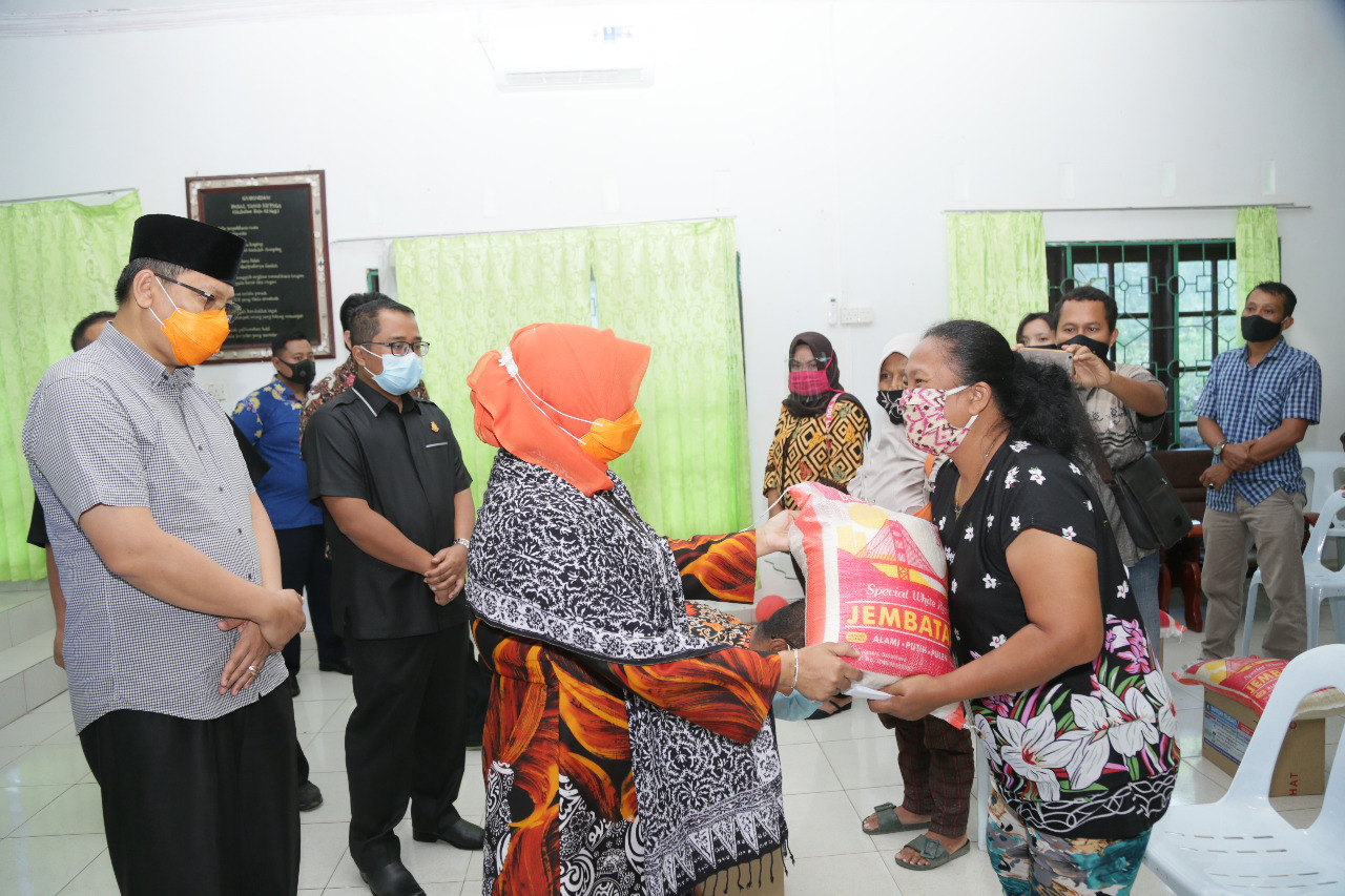 Masyarakat Terima Bantuan 34.090 Paket Sembako Dari Pemprov Kepri