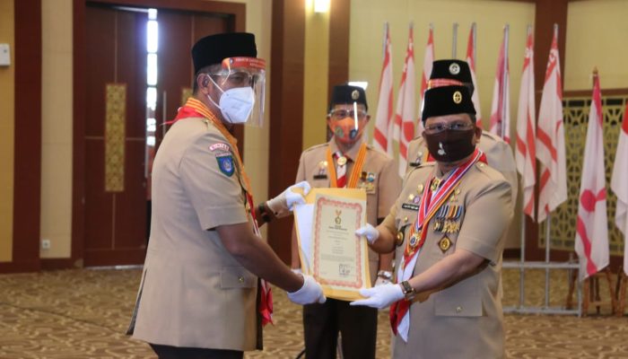 Bupati Bintan dan Wakil Terima Penghargaan Lencana Melati dari Kwarnas