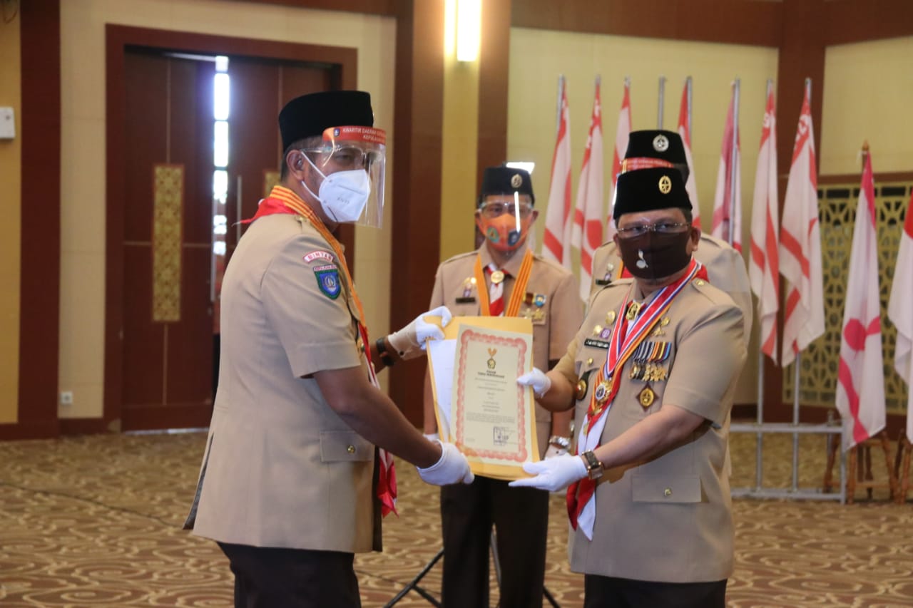 Bupati Bintan dan Wakil Terima Penghargaan Lencana Melati dari Kwarnas