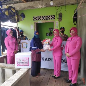 Peringati HKGB Ke-68 Bhayangkari Tanjungpinang Bagikan Sembako Di Tanjung Sebauk
