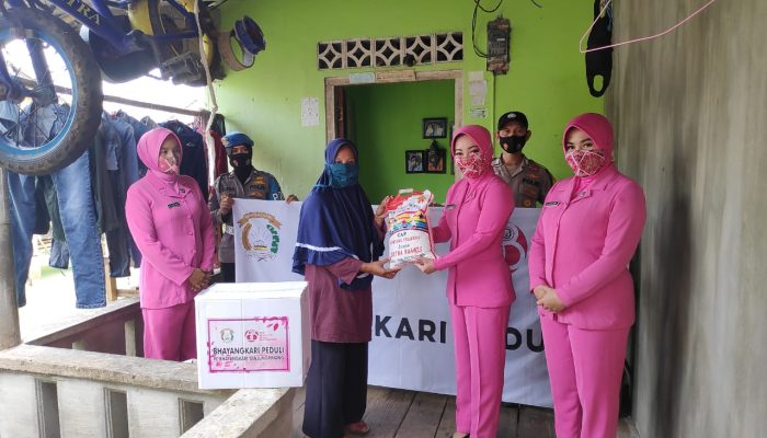 Peringati HKGB Ke-68 Bhayangkari Tanjungpinang Bagikan Sembako Di Tanjung Sebauk