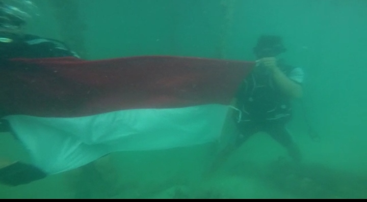 Peringati HUT RI -75, Satpolairud Kibarkan Bendera Merah Putih Didasar Laut