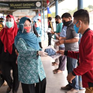 Gebrak Masker Se-Indonesia, Meri Isdianto Bagikan Masker