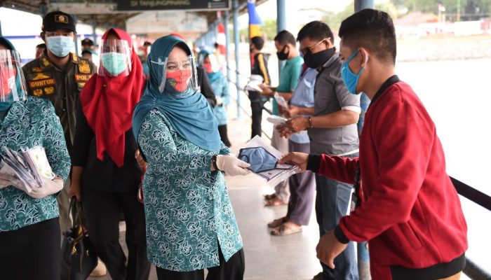 Gebrak Masker Se-Indonesia, Meri Isdianto Bagikan Masker