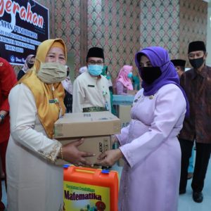 Pacu Prestasi Siswa, Pemko Tanjungpinang Serahkan Peralatan Pendidikan
