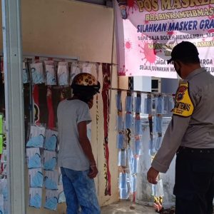Bhabinkamtibmas Kampung Baru Dirikan Pos Masker Gratis