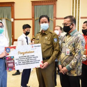 Gubernur Kembali Serahkan Kuota Internet Gratis Untuk 65 Ribu Pelajar