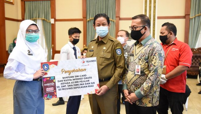Gubernur Kembali Serahkan Kuota Internet Gratis Untuk 65 Ribu Pelajar
