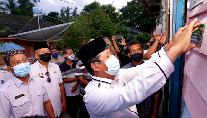 Puluhan Warga Kurang Mampu Terima Bantuan Listrik Gratis