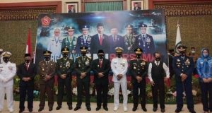 Peringati HUT TNI Ke-75, Pjs Gubernur Kepri Serahkan Masker Untuk TNI