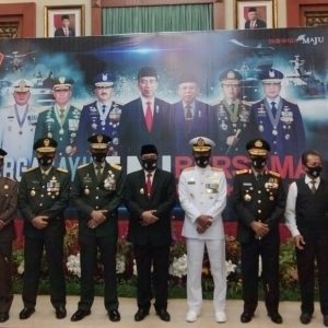 Peringati HUT TNI Ke-75, Pjs Gubernur Kepri Serahkan Masker Untuk TNI