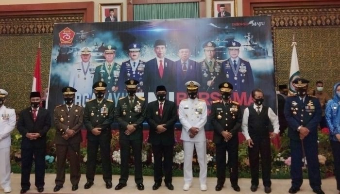 Peringati HUT TNI Ke-75, Pjs Gubernur Kepri Serahkan Masker Untuk TNI