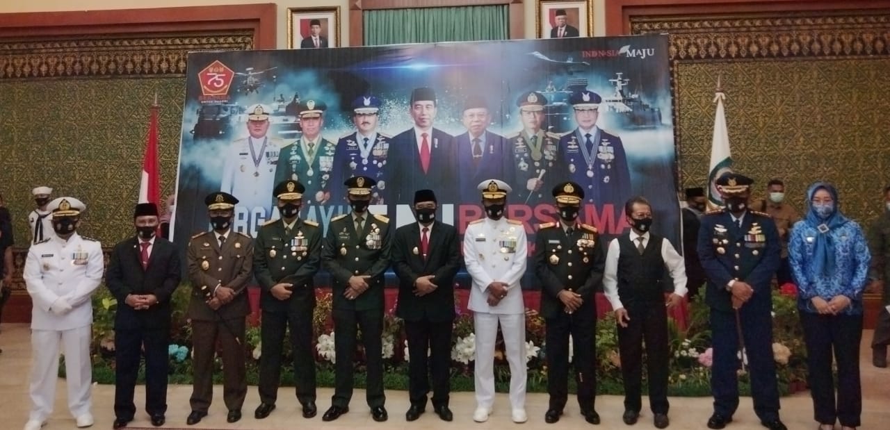 Peringati HUT TNI Ke-75, Pjs Gubernur Kepri Serahkan Masker Untuk TNI