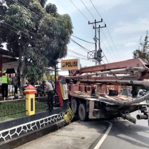Rem Blong, Truk Pompa Beton Seruduk Pagar Polres Tanjungpinang