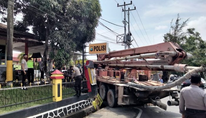 Rem Blong, Truk Pompa Beton Seruduk Pagar Polres Tanjungpinang