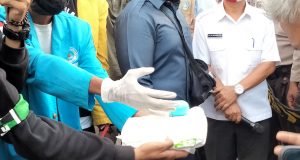 Pjs Gubernur Kepri Dituding Tak Punya Nyali,Mahasiswa Berikan Hadiah Susu dan Pampers