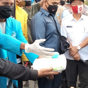 Pjs Gubernur Kepri Dituding Tak Punya Nyali,Mahasiswa Berikan Hadiah Susu dan Pampers