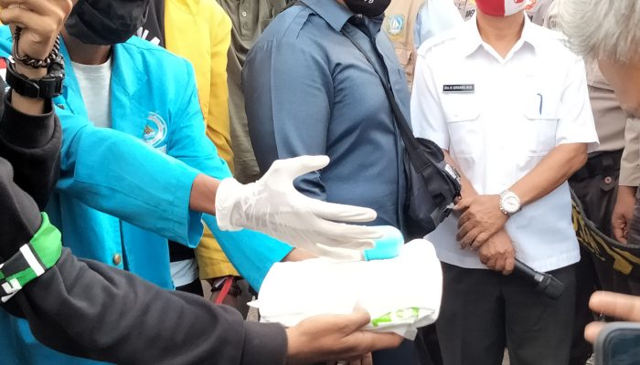Pjs Gubernur Kepri Dituding Tak Punya Nyali,Mahasiswa Berikan Hadiah Susu dan Pampers