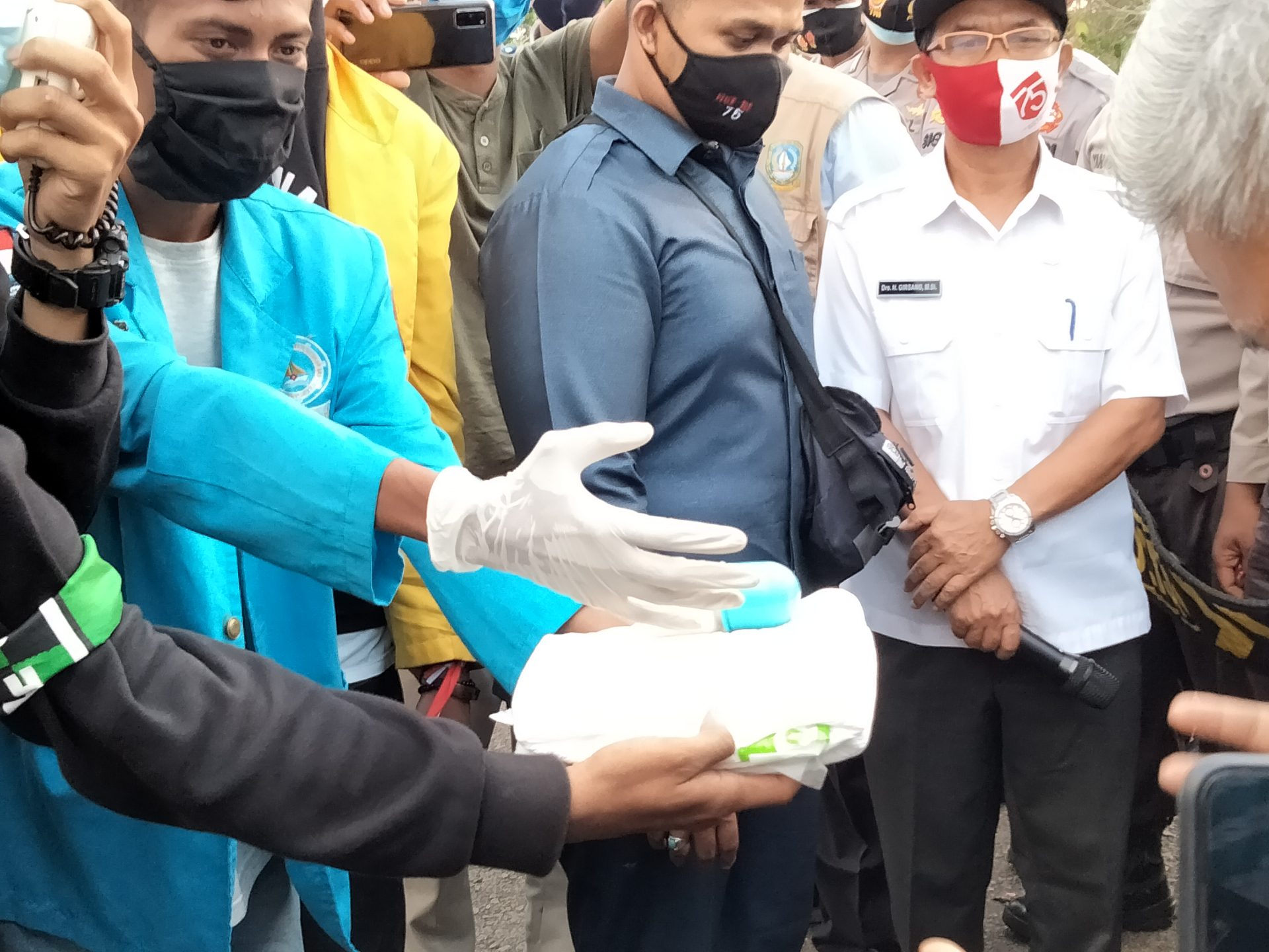 Pjs Gubernur Kepri Dituding Tak Punya Nyali,Mahasiswa Berikan Hadiah Susu dan Pampers