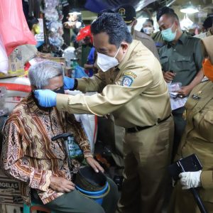 Terapkan Prokes, Bahtiar Bagikan Ribuan Masker Di Pasar Tradisional 
