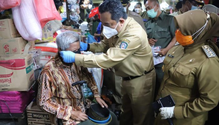 Terapkan Prokes, Bahtiar Bagikan Ribuan Masker Di Pasar Tradisional 