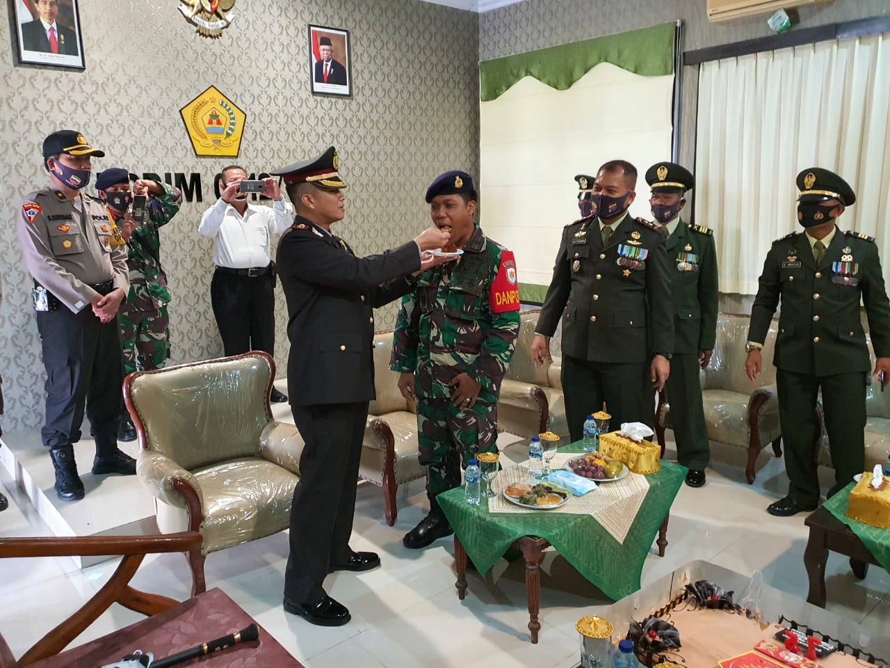 HUT TNI ke-75 : Purnawirawan dan Warakawuri TNI Terima Tali Asih Dari Muspida