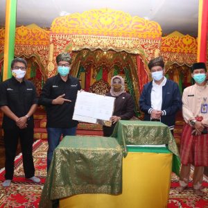 Rahma Resmikan Taman Bacaan dan Serahkan Bantuan