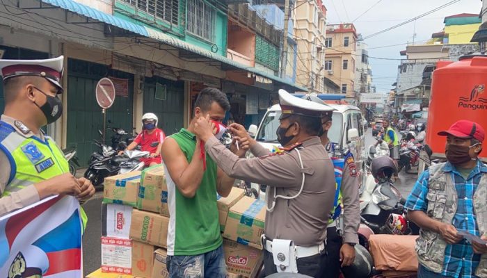 Ops Zebra Seligi 2020, Sat Lantas Polres Tanjungpinang Sosialisasi Prokes dan Bagikan Masker