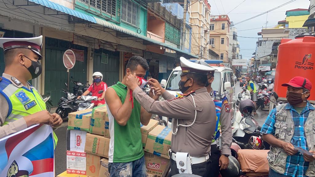 Ops Zebra Seligi 2020, Sat Lantas Polres Tanjungpinang Sosialisasi Prokes dan Bagikan Masker