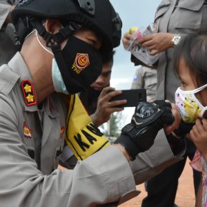 Kapolres Dan Bhayangkari Tanjungpinang Blusukan Bagikan Sembako dan Masker Untuk Warga