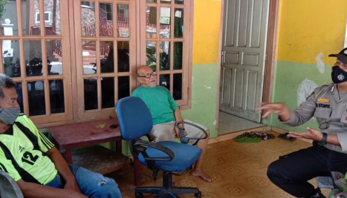 Bhabinkamtibmas Sambangi Warga, Sosialisasikan Adaptasi Kebiasaan Baru