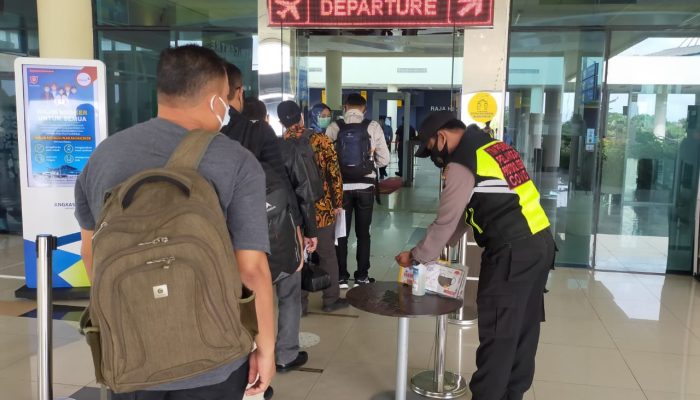 Polsek Bandara RHF Tanjungpinang Terapkan Dan Himbau Prokes Kepada Warga