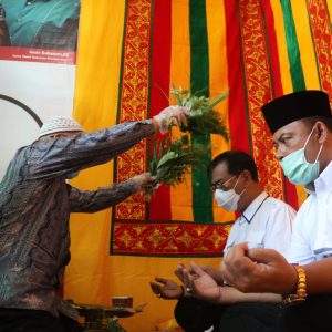 Tradisi ‘Peusijuek’ Sambut Soerya – Iman Resmikan Sekretariat Permasa Kepri