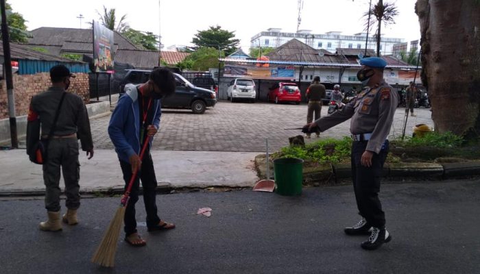 Tegakkan Displin Prokes, 64 Warga Bayar Denda Dan 23 Warga Sapu Jalan