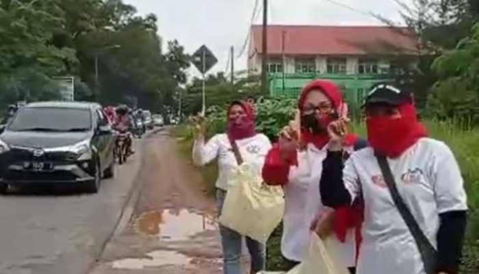 Tak Peduli Asap Kendaraan, Perempuan Bersinergi Turun Ke Jalan Ajak Warga Pilih Soerya – Iman