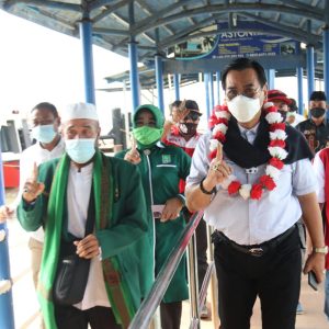 Warga Karimun Antusias Sambut Kedatangan Soerya Respationo di Pelabuhan