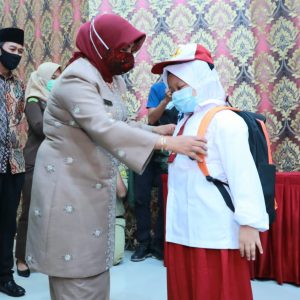 Siswa Baru SD dan SMP Terima Seragam Gratis