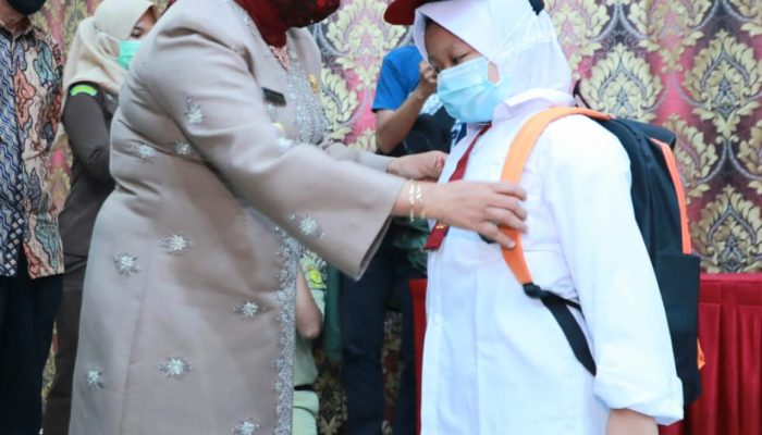 Siswa Baru SD dan SMP Terima Seragam Gratis