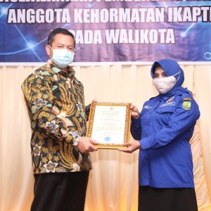 Rahma Terima Piagam Anggota Kehormatan dari IKAPTK